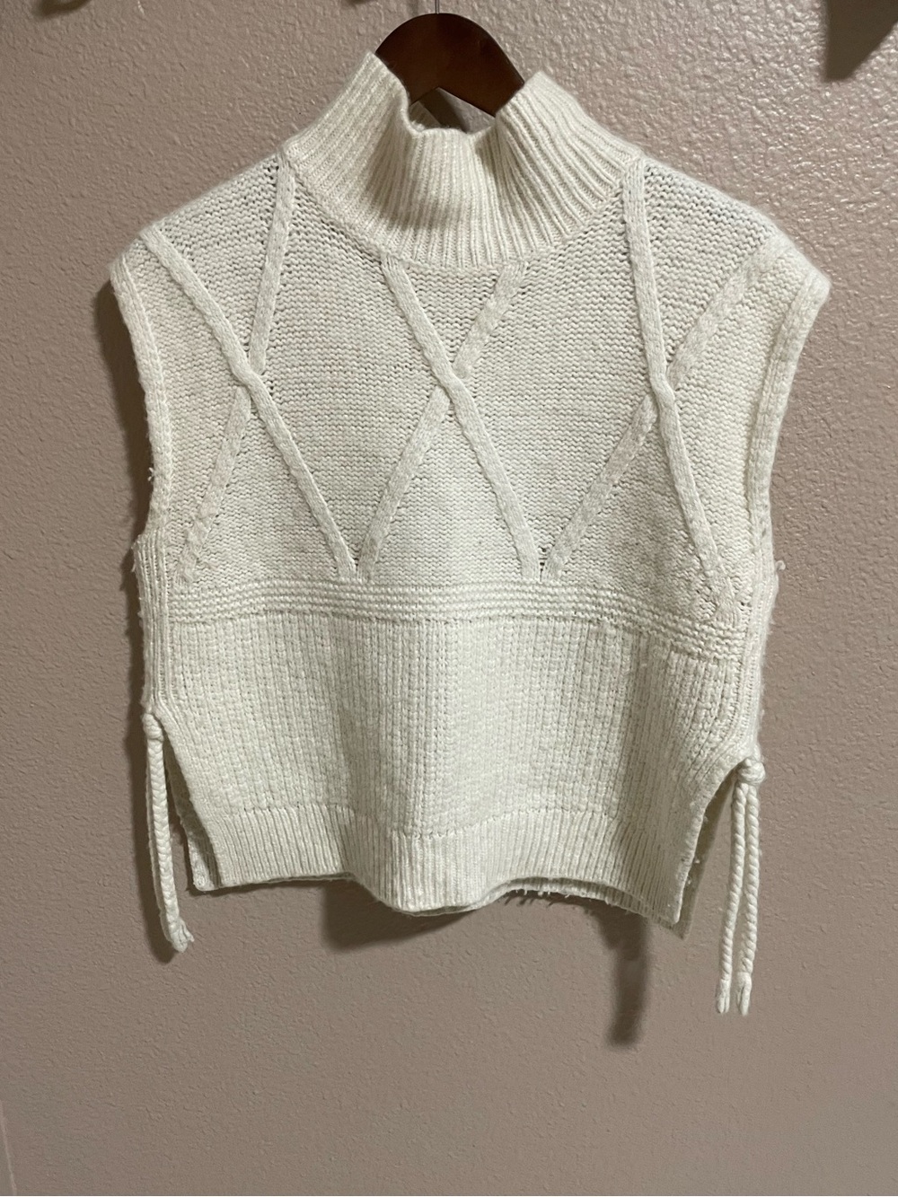 Madewell Sleeveless Cable-Knit Turtleneck Sweater Vest in Cream alpaca and wool